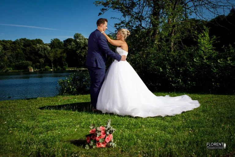 photographe saint omer mariage desvres pose tendre des maries devant etang florent studio photographe mariage pas de calais nord boulogne sur mer lille paris arras le touquet desvres