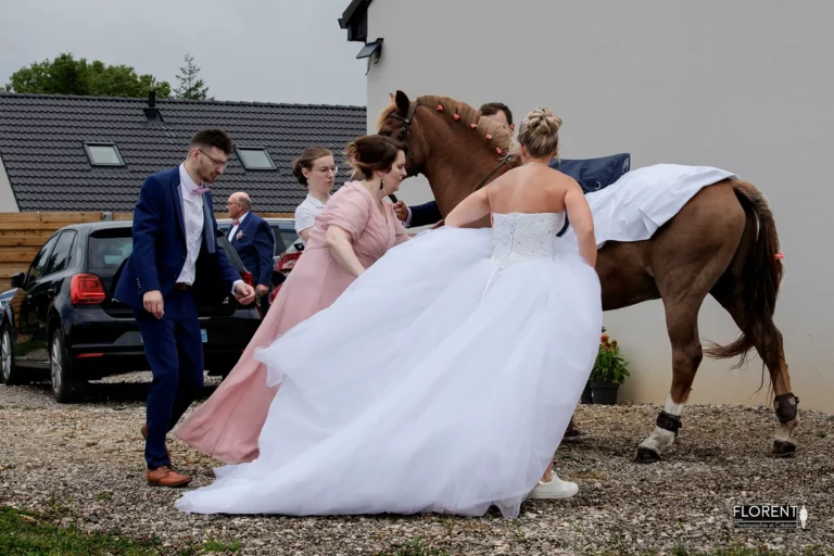 splendide mariee monte a cheval avec amis sous la pluie vers la mairie florent studio photographe mariage pas de calais nord boulogne sur mer lille paris hardelot arras le touquet