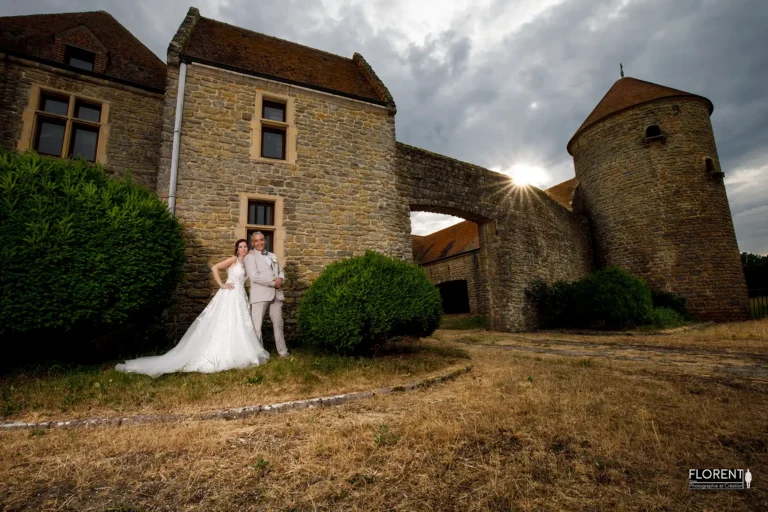 sublime scene mariage montreuil sur mer hardelot boulogne sur mer couple au pieds de la tour du chateau florent studio photographe lille le touquet paris isques samer saint omer boulogne sur mer