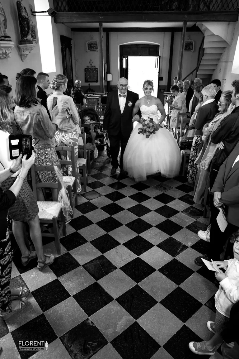 superbe arrivee de la mariee au bras de son pere petite chapelle saint omer florent studio photographe mariage pas de calais nord boulogne sur mer lille paris arras le touquet