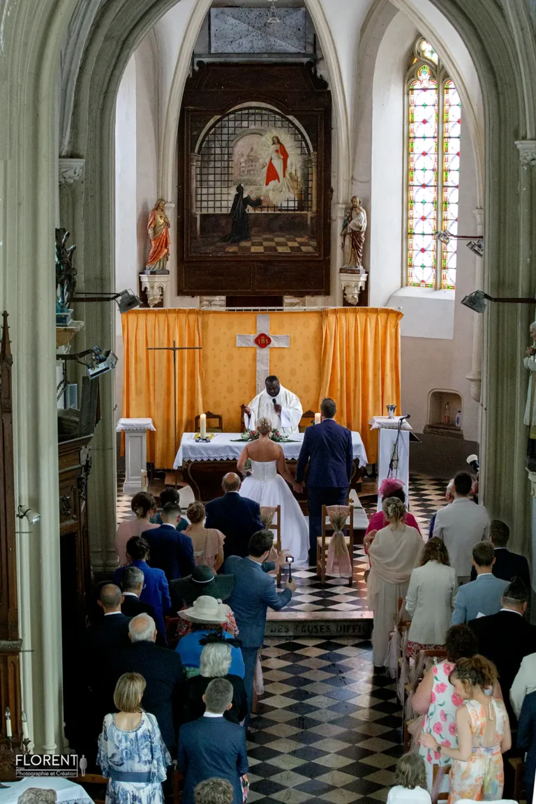 superbe vue d en haut mariage petite chapelle saint omer maries devant pretre florent studio photographe mariage pas de calais nord boulogne sur mer lille paris arras le touquet