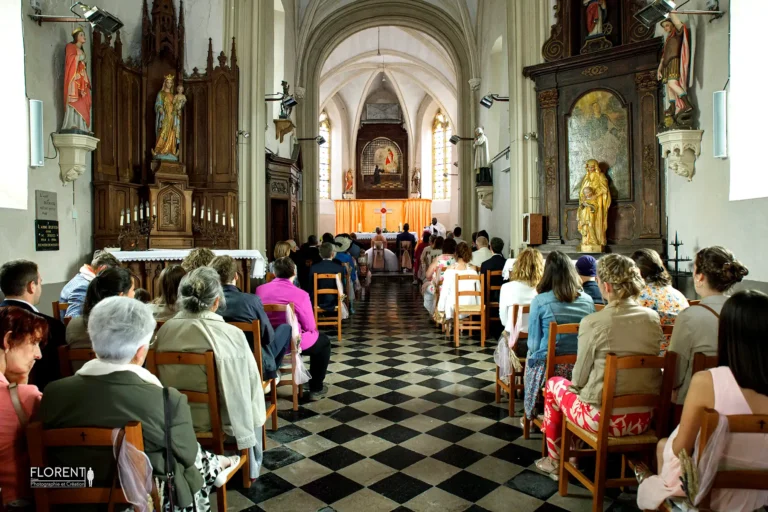 superbe vue derriere mariage fond petite chapelle saint omer maries devant pretre florent studio photographe mariage pas de calais nord boulogne sur mer lille paris arras le touquet