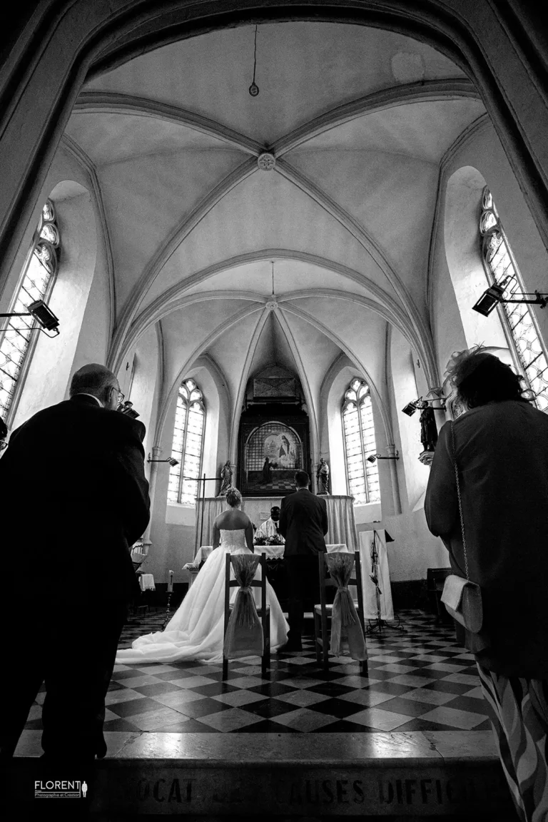 superbe vue mariage derriere epoux debout devant pretre chapelle saint omer maries devant pretre florent studio photographe mariage pas de calais nord boulogne sur mer lille paris arras le touquet