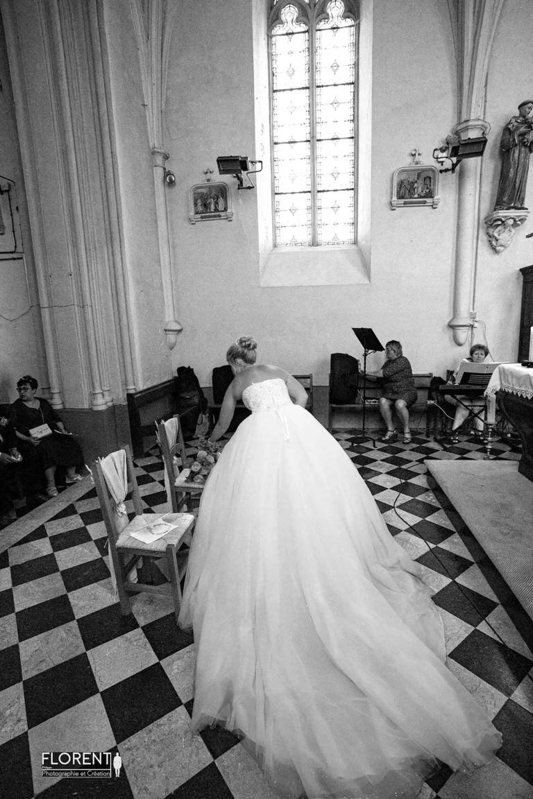 superbe vue mariage saint omer desvres derriere mariee prends son bouquet eglise selles florent studio photographe mariage pas de calais nord boulogne sur mer lille paris arras le touquet