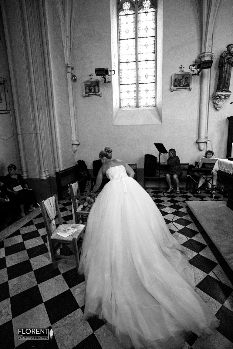 superbe vue mariage saint omer desvres derriere mariee prends son bouquet eglise selles florent studio photographe mariage pas de calais nord boulogne sur mer lille paris arras le touquet