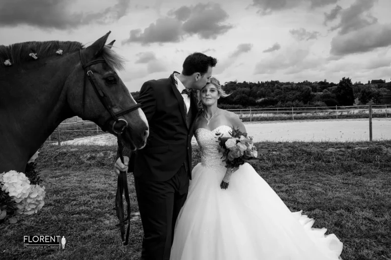 tendre pose mariage saint omer la mariee son epoux et leur cheval sous la pluie desvres lille moment unique florent photographe mariage boulogne sur mer lille le touquet desvres arras calais