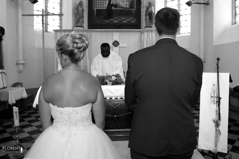 vue mariage proche derriere epoux debout devant pretre chapelle saint omer maries devant pretre florent studio photographe mariage pas de calais nord boulogne sur mer lille paris arras le touquet