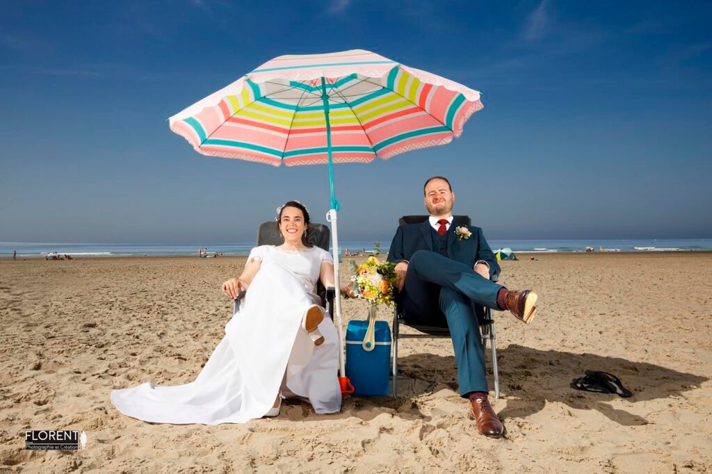 photographe-mariage-calais-pose-boulogne-sur-mer-couple-humour-sur-plage-glaciere-et-parasol-florent-studio-photographe-lille-le-touquet-paris-calais-saint-omer-dunkerque