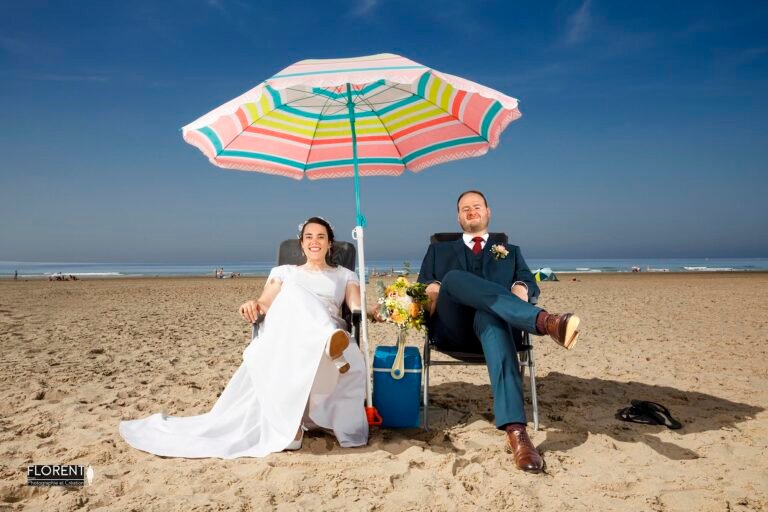 photographe-mariage-calais-pose-boulogne-sur-mer-couple-humour-sur-plage-glaciere-et-parasol-florent-studio-photographe-lille-le-touquet-paris-calais-saint-omer-dunkerque