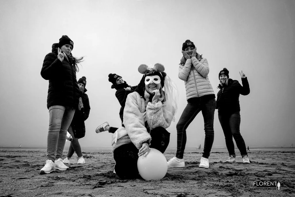 evjf superbe photo des copines noir et blanc vent et froid plage de berck belle equipe saint omer florent studio photographe boulogne sur mer lille le touquet calais lumbres berck