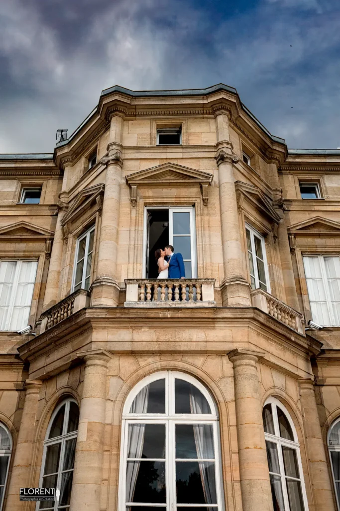 incroyable seance couple mariage à la fenetre chateau fenelon s'embrassent lille cambrai calais arras le touquet florent photographe mariage boulogne sur mer saint omer dunkerque