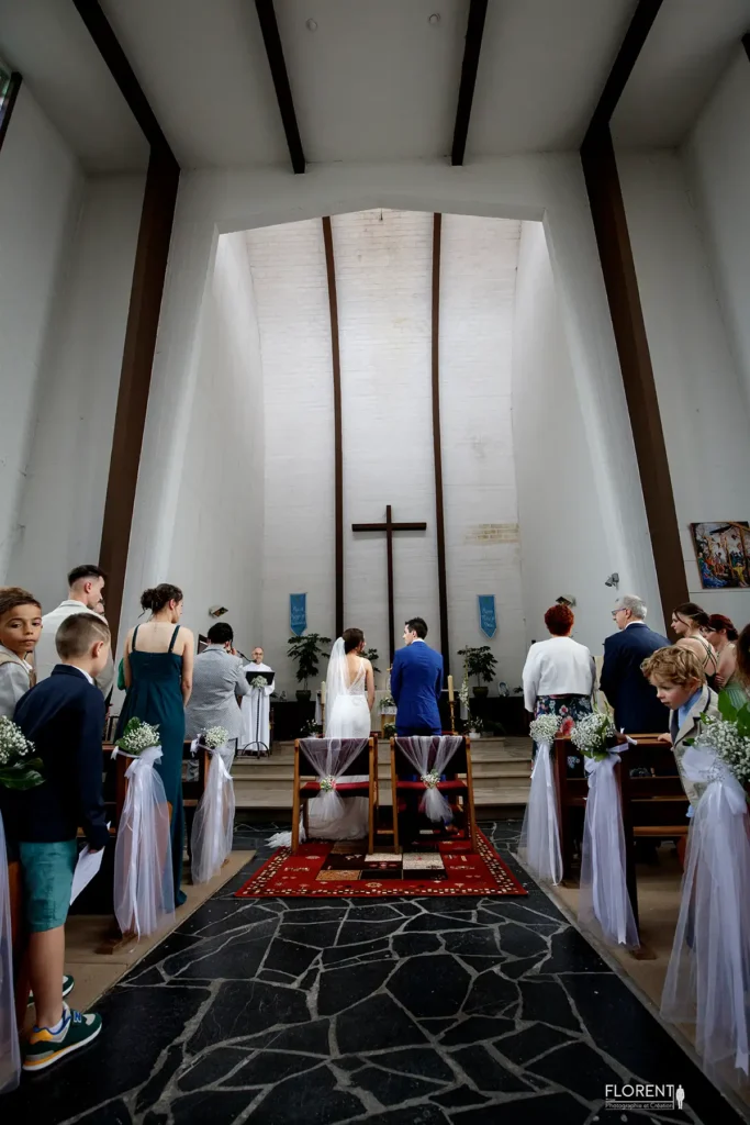 romantique eglise calais bleriot lille le touquet maries devant autel se regardent florent photographe boulogne sur mer lille le touquet