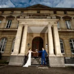 sublime seance couple mariage avec bouquet devant chateau fenelon lille cambrai calais arras superbe florent photographe mariage boulogne sur mer saint omer dunkerque