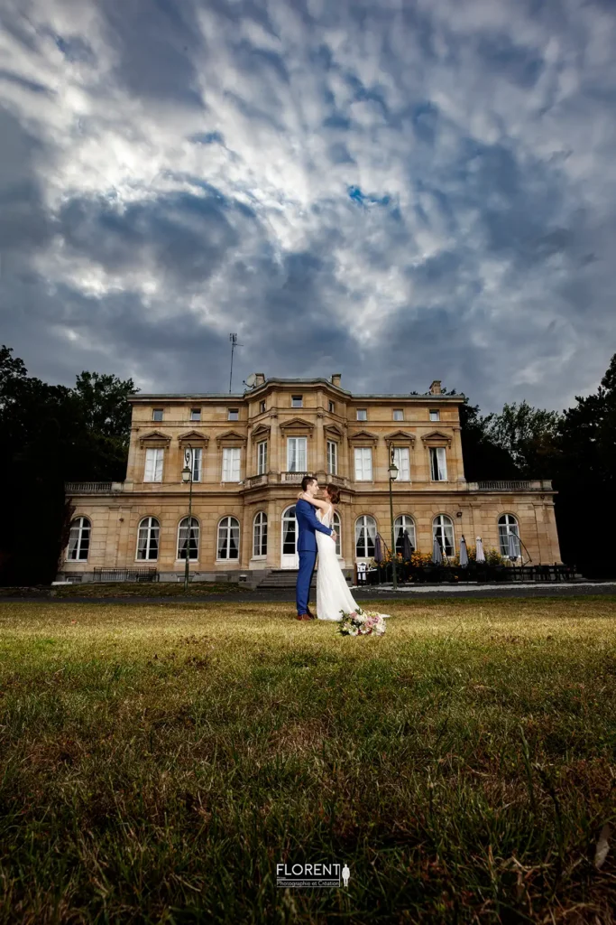 sublime seance couple mariage s'embrassent devant chateau fenelon lille cambrai calais arras superbe florent photographe mariage boulogne sur mer saint omer dunkerque le touquet