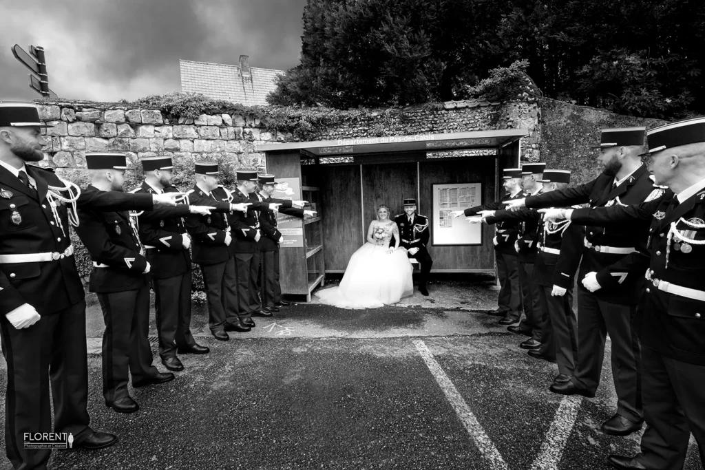 superbe maries dans abris de bus avec gendarmes haie gendarmes montrant du doigt humour florent studio boulogne sur mer lumbres douai valenciennes etaples le touquet saint omer copie
