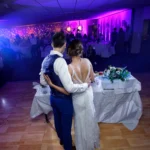 surprenante vue mariage au gateau derriere epoux vue sur la famille lille arras cambrai projecteur bleue florent photographe mariage boulogne sur merle touquet paris calais amiens saint omer