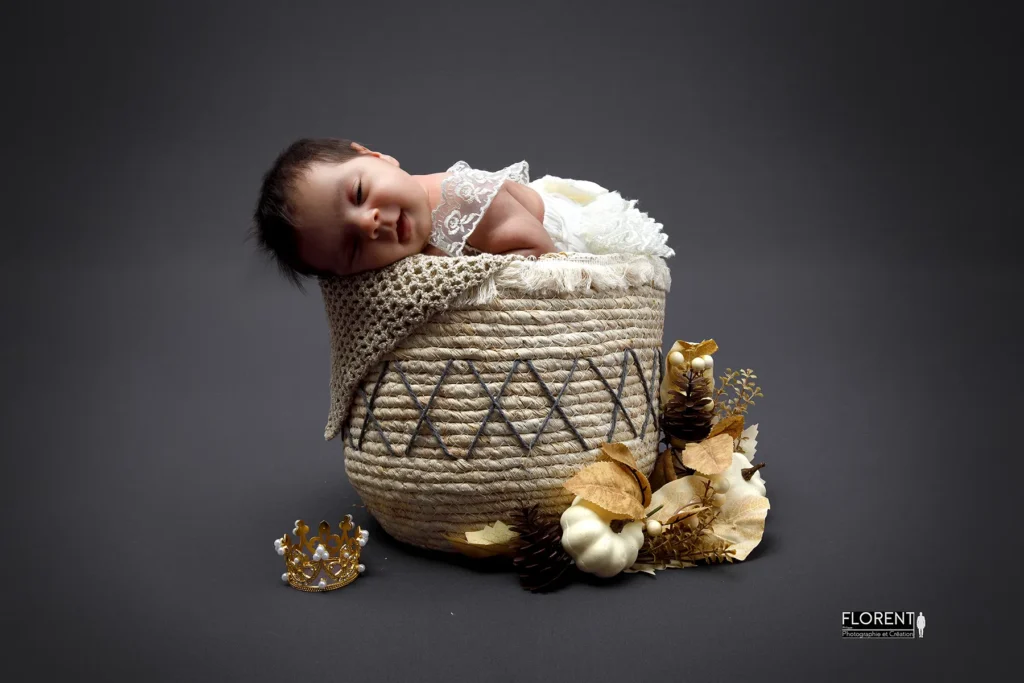 photo studio bebe allongé dans petit panier dort couleur automnale florent studio photographe fanie boulogne sur mer lille le touquet paris calais lumbres douai arques saint omer