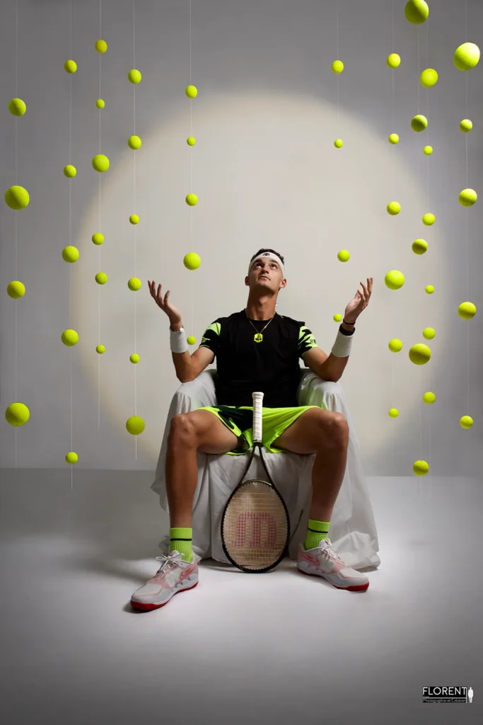 seance-book-joueur-de-tennis-regarde-les-balles-en-suspension-terence-atmane-florent-fanie-photographe-boulogne-sur-mer-lille-le-touquet-paris-saint-omer