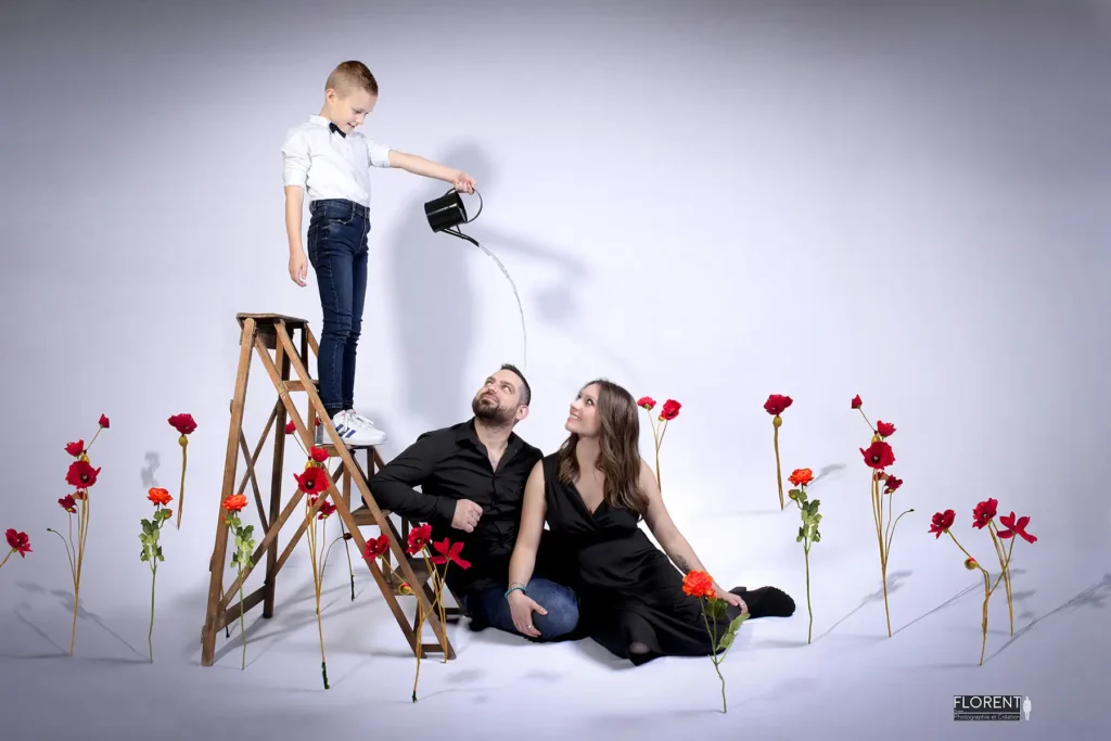 seance-photo-studio-decors-jeune-garcon-arrose-ses-parents-au-milieu-dun-champ-de-fleurs-humour-florent-studio-fanie-photographe-boulogne-sur-mer-lille-le-touquet-paris-calais-saint-omer