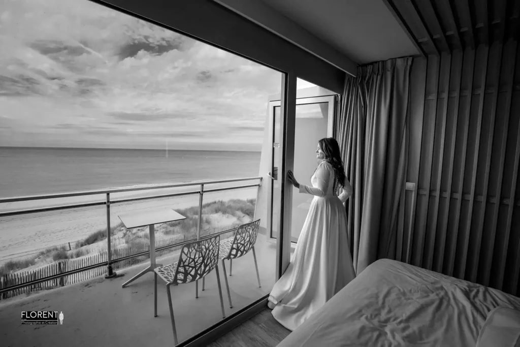 photographe mariage novotel le touquet habillage madame regarde la mer au balcon florent studio photographe boulogne sur mer le touquet saint omer lille paris