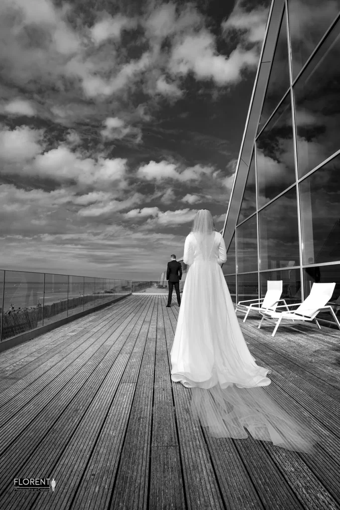 decouverte epouse epoux de dos arrive terrasse novotel plage le touquet florent photographe mariage le touquet paris saint omer lille boulogne sur mer