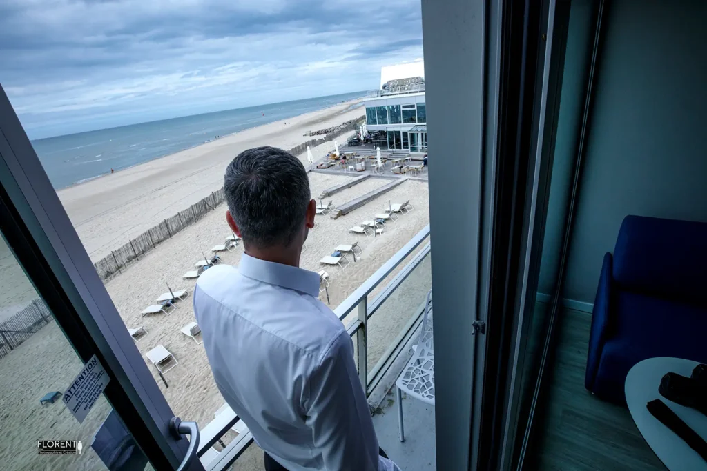 mariage le touquet habillage monsieur regarde la mer florent studio photographe boulogne sur mer le touquet saint omer lille paris