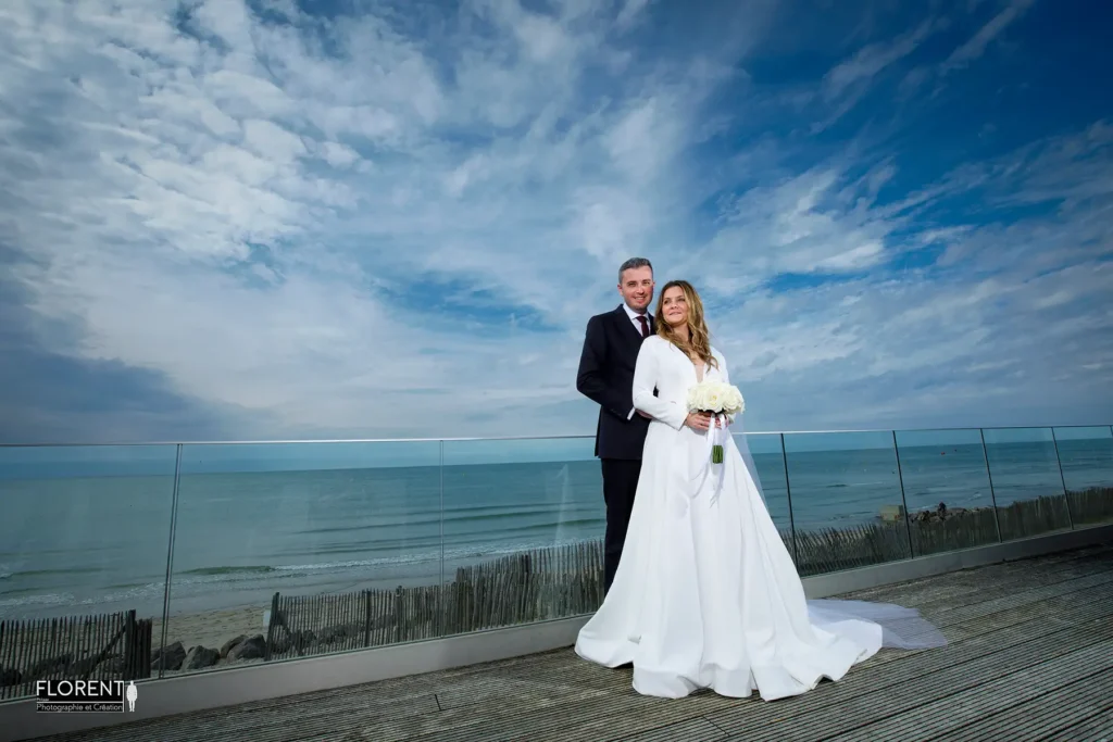 mariage le touquet seance epoux decouverte terrasse novotel vue sur mer ciel bleu florent photographe boulogne sur mer lille paris saint omer le touquet