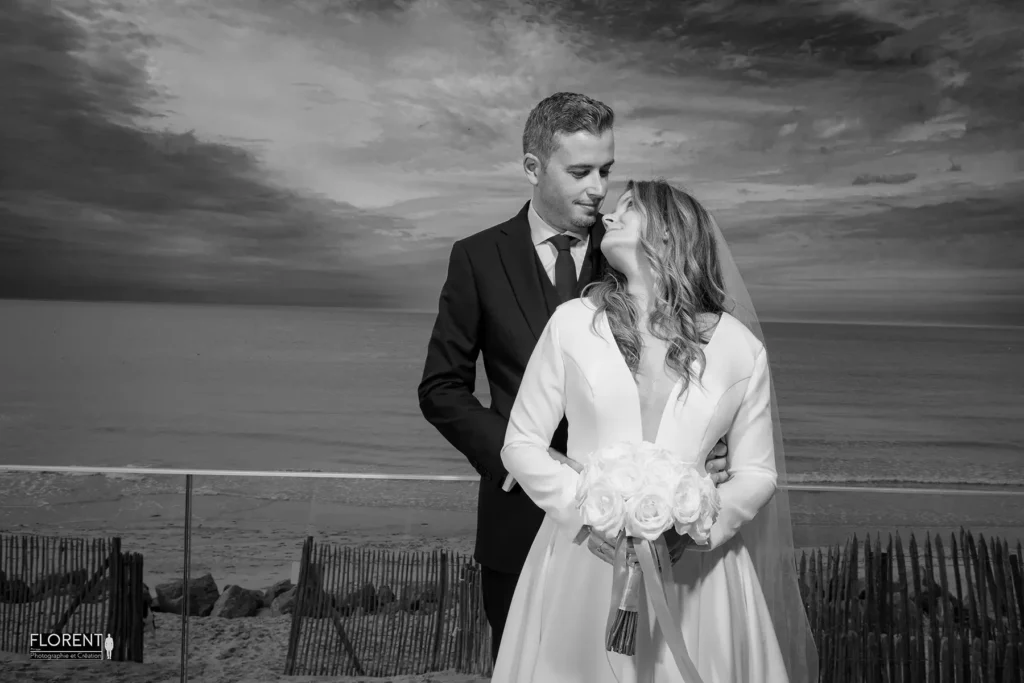 mariage pose amoureuse terrasse novotel fond mer plage le touquet florent photographe mariage le touquet paris saint omer lille boulogne sur mer