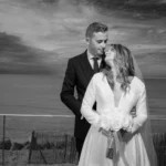 mariage pose amoureuse terrasse novotel fond mer plage le touquet florent photographe mariage le touquet paris saint omer lille boulogne sur mer