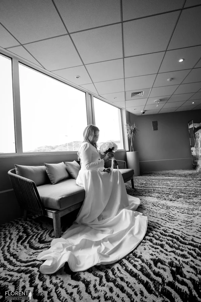 mariage pose epouse bouquet couloir hotel novotel le touquet florent photographe mariage le touquet paris boulogne sur mer saint omer lille