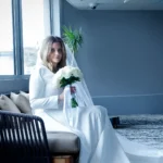 mariage superbe pose epouse bouquet couloir hotel novotel le touquet florent photographe mariage le touquet paris boulogne sur mer saint omer lille