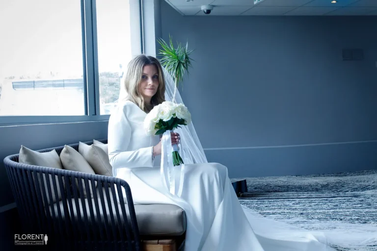mariage superbe pose epouse bouquet couloir hotel novotel le touquet florent photographe mariage le touquet paris boulogne sur mer saint omer lille