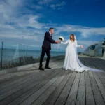 pose mariage epoux tend bouquet terrasse novotel ciel bleu plage le touquet florent photographe mariage le touquet paris saint omer lille boulogne sur mer