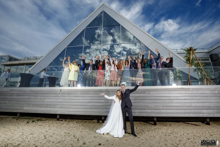 photo groupe joyeux mariage terrasse novotel plage du touquet florent photographe lille le touquet boulogne sur mer paris arras amiens calais