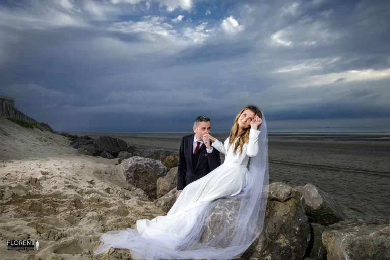 photographe mariage plage du touquet humour couple dans le sable florent lille le touquet boulogne sur mer paris arras amiens calais