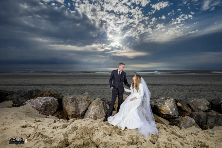 photographe plage du touquet mariage couple dans le sable et mer romantique florent lille le touquet boulogne sur mer paris arras amiens calais