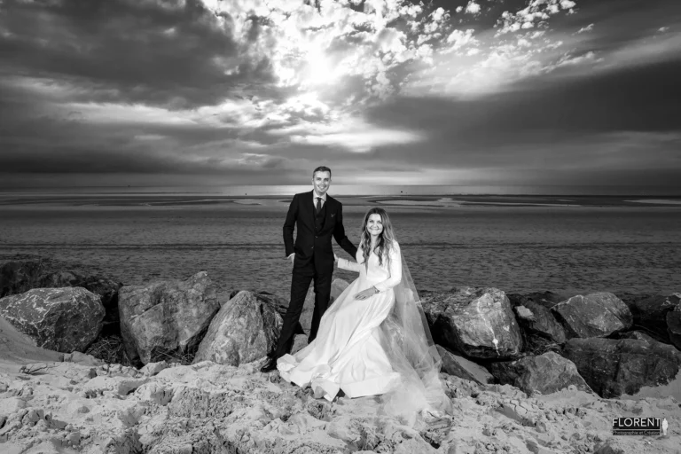 photographe plage du touquet mariage couple dans le sable noir et blanc romantique florent lille le touquet boulogne sur mer paris arras amiens calais