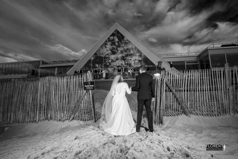 plage du touquet mariage couple dans le sable noir et blanc regarde invites terrasse novotel florent lille le touquet boulogne sur mer paris arras amiens calais