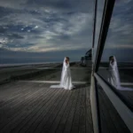 superbe photo mariee canadienne terrasse novotel le touquet reflet dans la glace au telephone florent photographe lille le touquet boulogne sur mer paris arras amiens calais