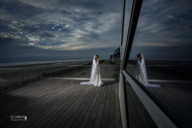 superbe photo mariee canadienne terrasse novotel le touquet reflet dans la glace au telephone florent photographe lille le touquet boulogne sur mer paris arras amiens calais