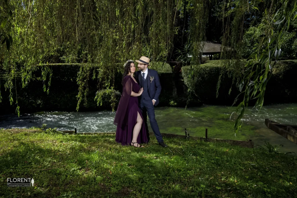 pose tendre sous les arbres pose couple au bord de la riviere amiens moulin de plachy florent studio photo