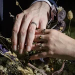 amiens-mariage-mains-des-epoux-en-gros-plan-avec-bagues-et-bouquet-florent-studio