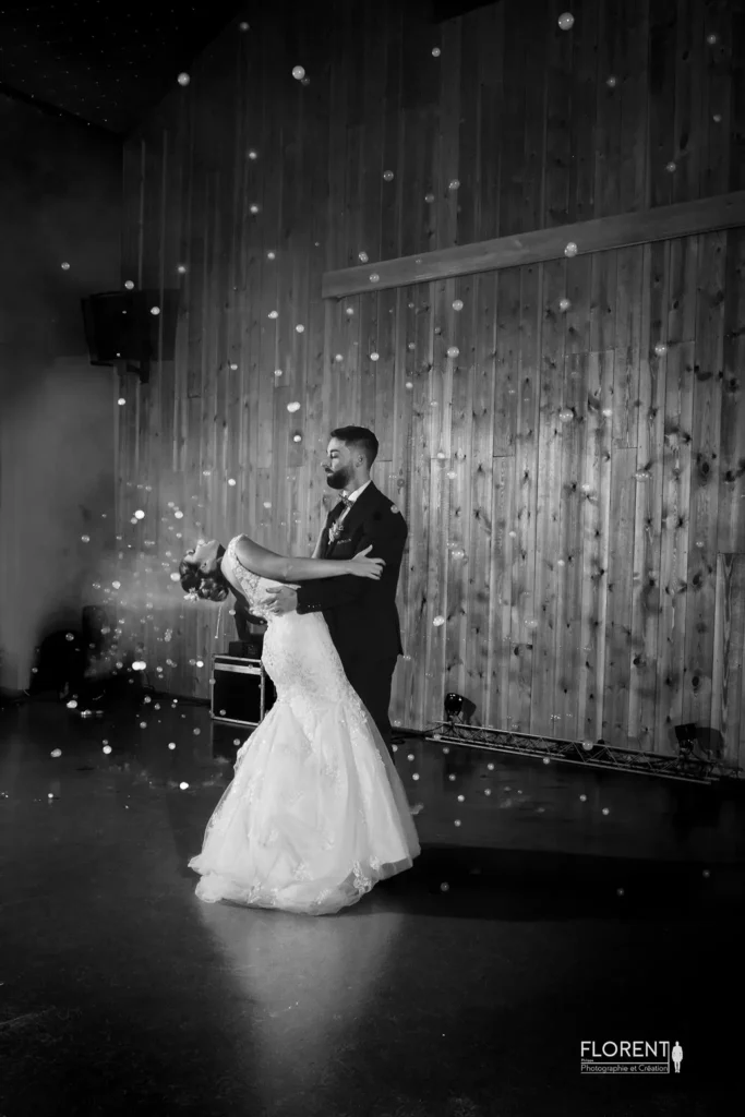 danse-magique-des-maries-en-noir-et-blanc-entoure-de-bulles-de-fumee-florent-fanie-photographe-boulogne-sur-mer-lille-le-touquet-paris-calais-saint-omer