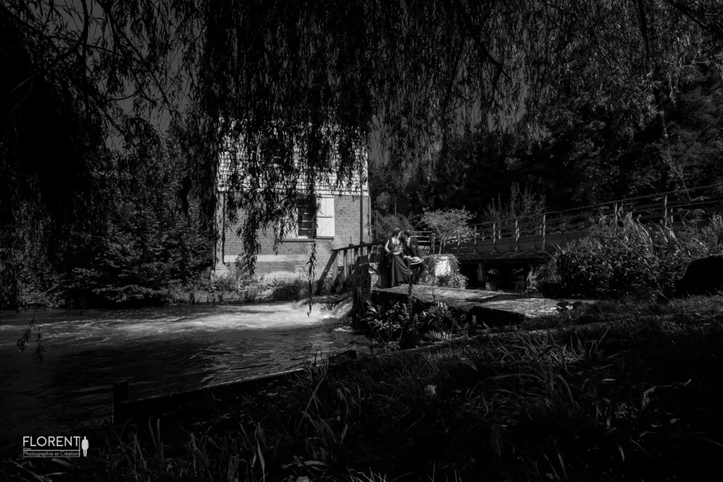 mariage ecluse epoux tendres au bord de l'eau ambiance magique amiens florent studio photo noir et blanc