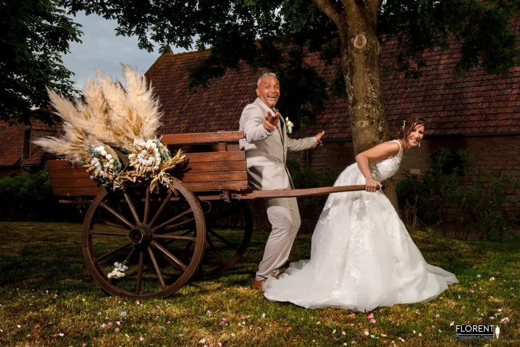 incroyable-pose-mariage-humour-mariee-tire-son-marie-charette-bois-hardelot-boulogne-sur-mer-marquise-florent-photographe-calais-arras-amiens-saint-omer-le-touquet-lille-paris-1.webp
