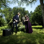 mariage-amiens-plein-air-pose epoux-sous les arbres avec-guitare electrique rock-florent-studio photo plachy
