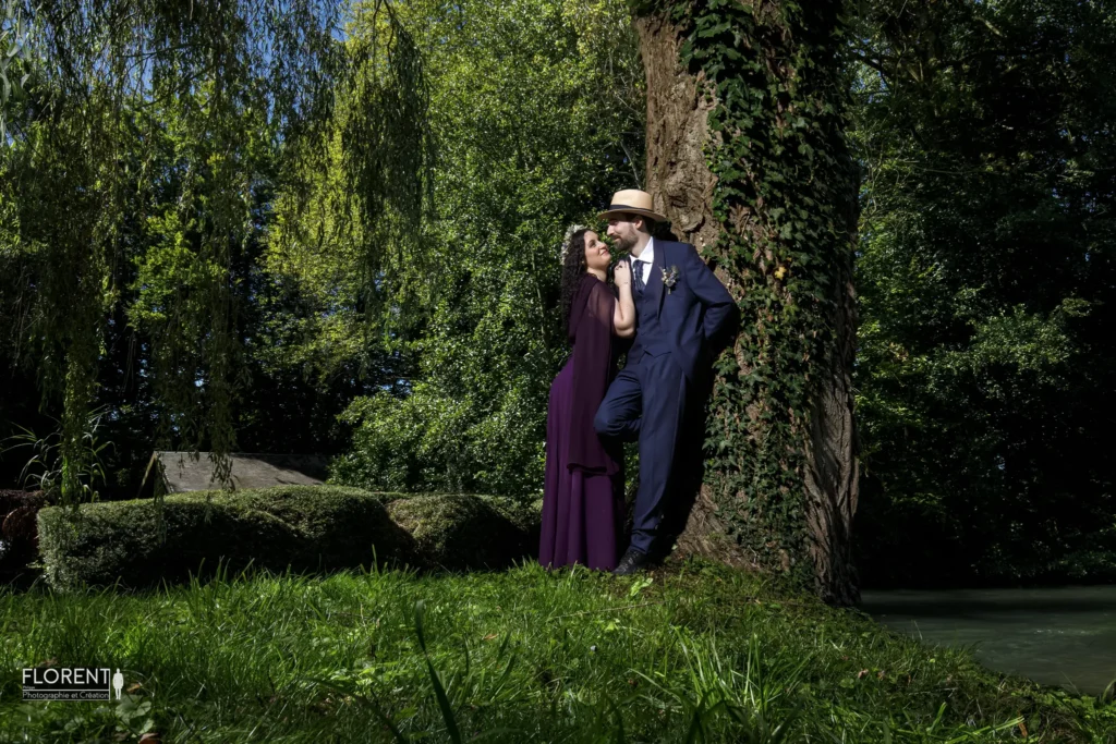 mariage amiens sur epoux enlassés sous un arbre ambiance magique florent studio