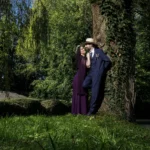 mariage amiens sur epoux enlassés sous un arbre ambiance magique florent studio