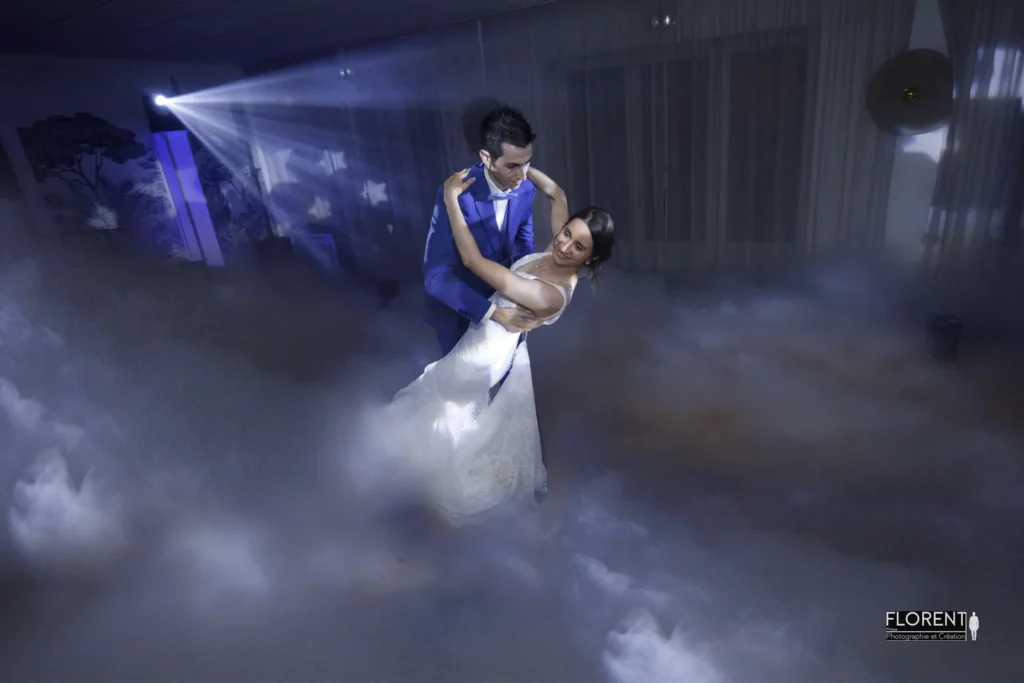 mariage-arras-cambrai-superbe-danse-maries-dans-la-fumee-chateau-motte-fenelon-florent-photographe-mariage-boulogne-sur-mer-lille-le-touquet-paris-arras-cambrai-calais-saint-omer-scaled-1.webp