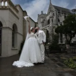 mariage-joyeux-saint-omer-clos-bailli-vue-sur-la-cathedrale-sous-la-pluie-epoux-s-embrasse-la-marie-jette-son-bouquet-florent-studio